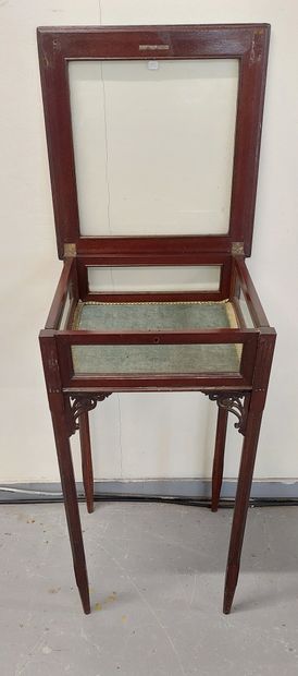PETIT VITRINE en acajou ouvrant par un abattant...