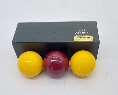 THREE BILLIARD BALLS 

Super Aramith 

In...