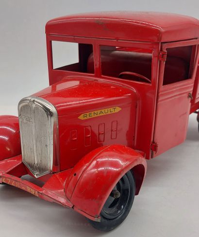 CIJ TOY

Mechanical Renault truck in red...