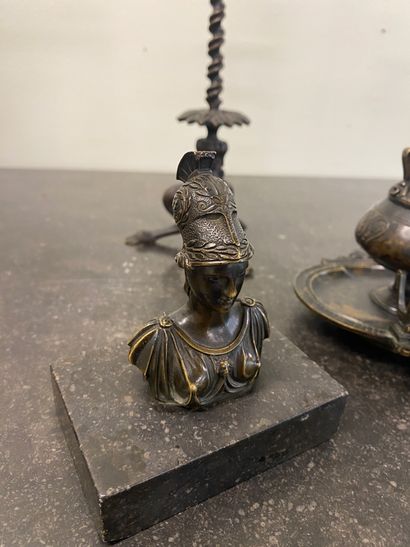 LOT of bronzes including :

- 2 candlesticks,...