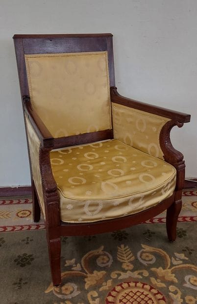 BERGERE en acajou, montants sculptés à décor...
