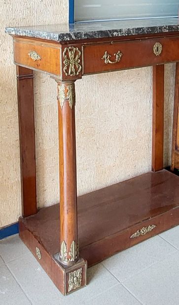 CONSOLE en acajou et placage d'acajou garnie...