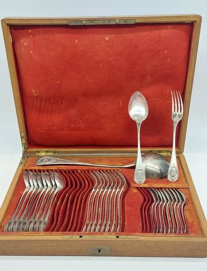 SILVER HOUSEHOLD PART, in its wooden case,...
