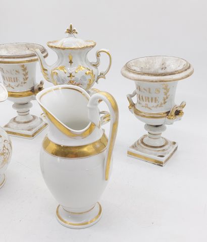 LOT comprenant : 

- 2 verseuses en porcelaine...