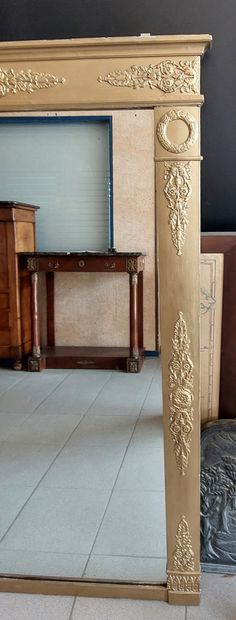 GRAND MIROIR en bois et stuc redoré

Style...