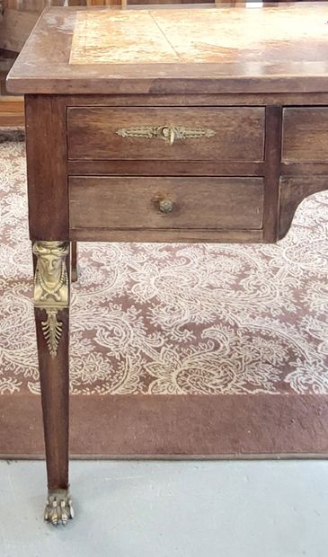 BUREAU en acajou et placage d'acajou ouvrant...