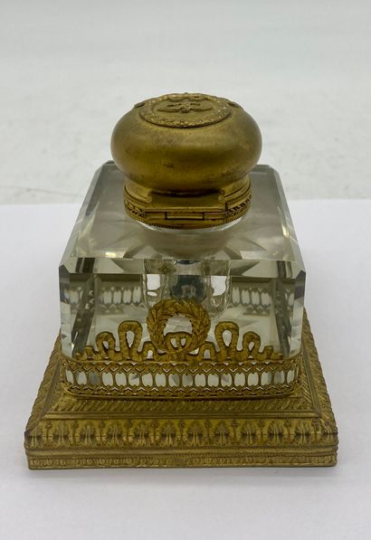 ENCRIER en verre et laiton à décor d'aigle...