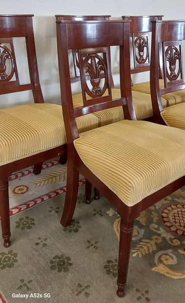 SUITE DE SIX CHAISES en acajou massif, garnies...