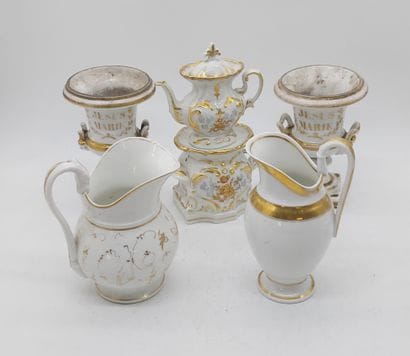 LOT comprenant : 

- 2 verseuses en porcelaine...