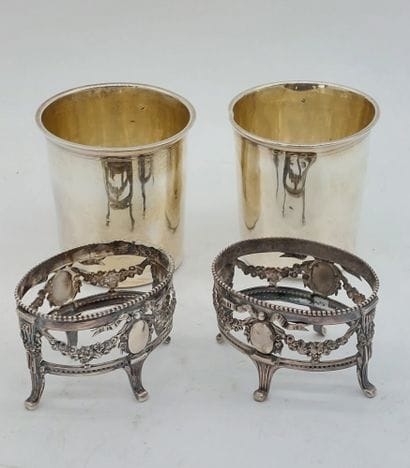 LOT in silver including : 

- 2 silver kettledrums

-...