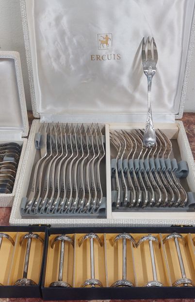 ERCUIS

Lot in silver-plated metal comprising...