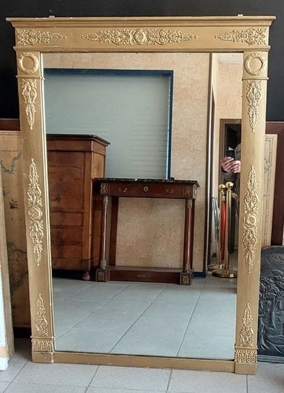 GRAND MIROIR en bois et stuc redoré

Style...