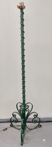 LAMPADAIRE en fer forgé peint en vert et...