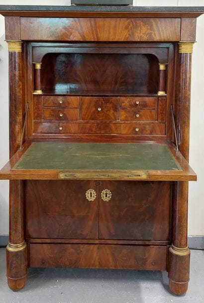 SECRETAIRE à colonnes détachées en acajou...