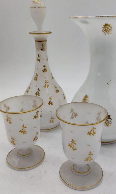 LOT en comprenant : 

- 1 carafe en opaline

-...