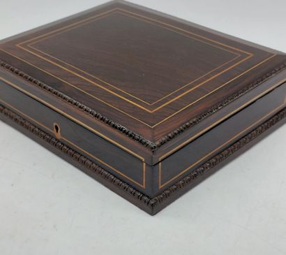 JOLI COFFRET en palissandre et filets de...