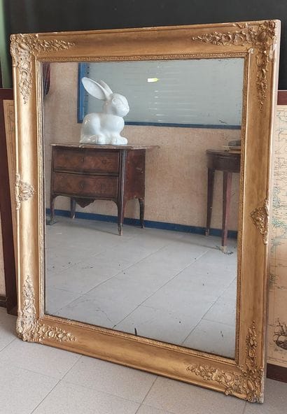 Wood and gilded stucco MIRROR

130 x 104...