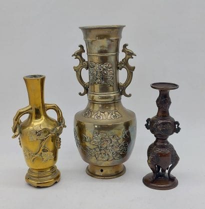 CHINA 

Three bronze vases 

H: 20 to 32...