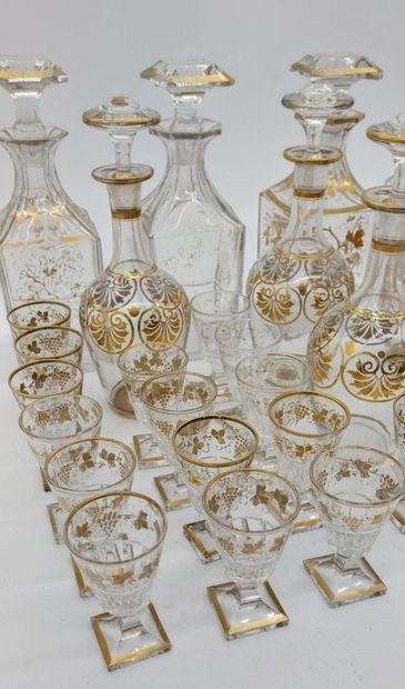 LIQUEUR CELLAR GLASSWARE SET :

- 8 bottles...