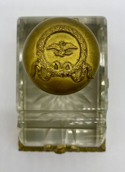 ENCRIER en verre et laiton à décor d'aigle...