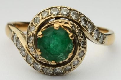 BAGUE en or jaune ornée d'une émeraude dans...