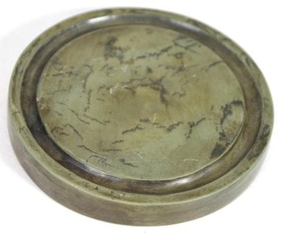 CHINE
ENCRIER rond en pierre verte. Sign...