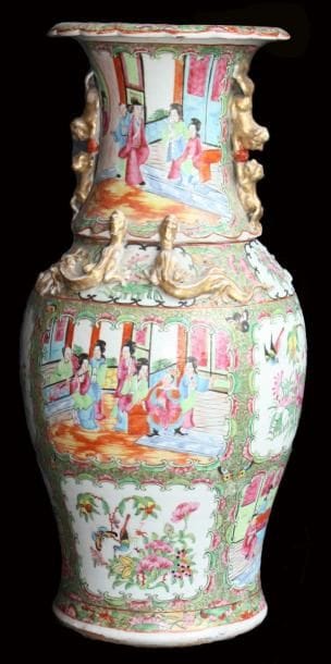 CHINE
VASE en porcelaine polychrome à décor...