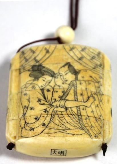 JAPON
INRO à qautre cases en ivoire gravé...