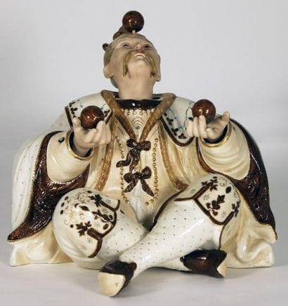 MAGOT jongleur en porcelaine émaillée XIXè...