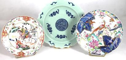 CHINE
ENSEMBLE DE TROIS PLATS, l'un à décor...