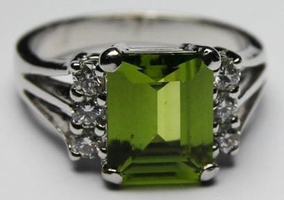 BAGUE en or gris ornée d'un péridot de 3,00...