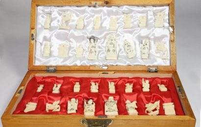 CHINE
JEU d'échec en bois comprenant 32 personnages...