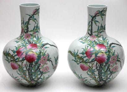 CHINE
PAIRE DE VASES en porcelaine de forme...