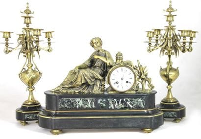 GARNITURE DE CHEMINEE comprenant une pendule...