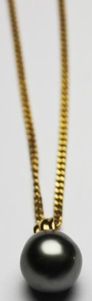 PENDENTIF et sa chaine en or jaune retenant...