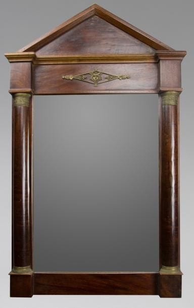 MIROIR en placage d'acajou surmonté d'un...