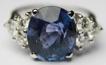 BAGUE en or gris ornée d'un saphir de de...