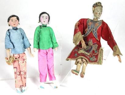 SUITE DE TROIS POUPEES CHINOISES en bois...