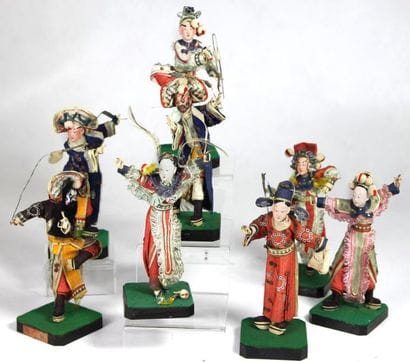 ENSEMBLE DE 8 FIGURINES en bois peint en...