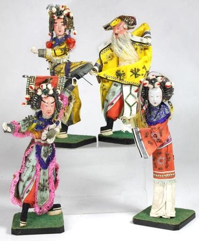 ENSEMBLE DE 4 FIGURINES en bois peint en...