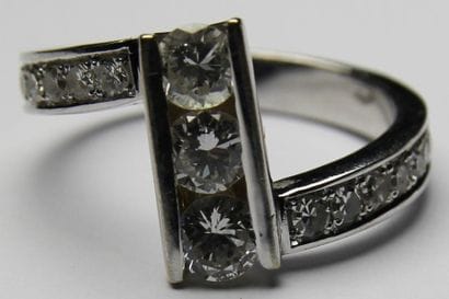 BAGUE en or gris ornée d'une succession de...