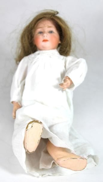 PETITE POUPEE française avec tête en biscuit...
