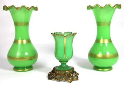 PAIRE DE VASES en opaline verte de forme...