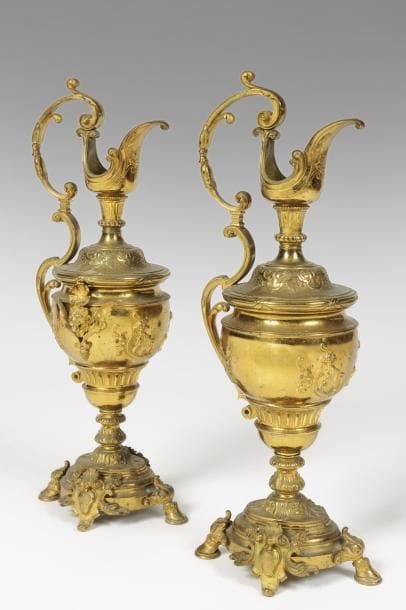 PAIRE D'AIGUIERES en bronze ciselé et doré...