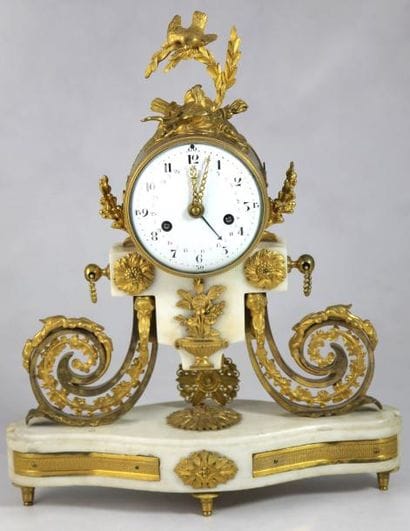 PENDULE en marbre blanc et bronze doré et...