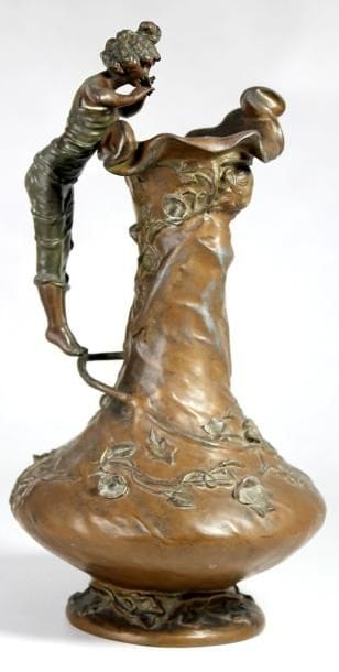 VASE en bronze à patine brune de forme balustre...