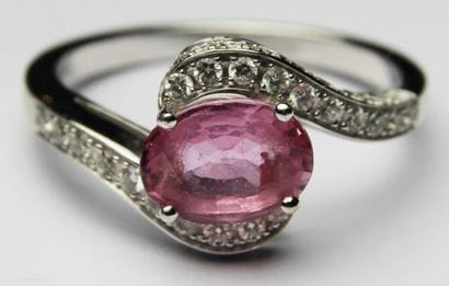 BAGUE en or gris ornée d'un saphir rose de...