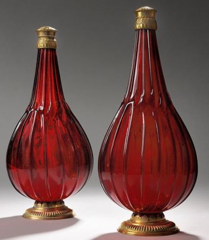 PAIRE DE FLACONS piriformes, en verre rouge...