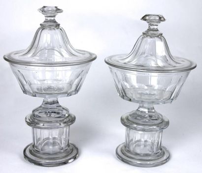 PAIRE DE DRAGEOIRS COUVERTS en cristal à...
