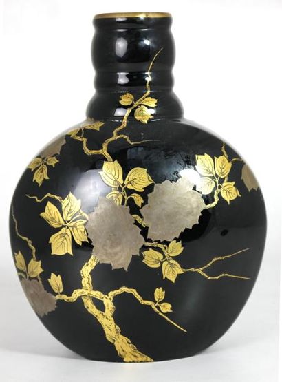 VASE de forme globulaire en ceramique noire...
